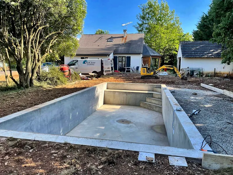 Chantier de construction – Bassin maçonné avec banquette et escalier d’angle, avant étanchéité.