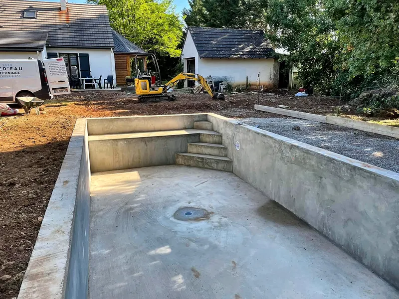 Chantier de construction – Détail de l’escalier d’angle et de la banquette immergée.