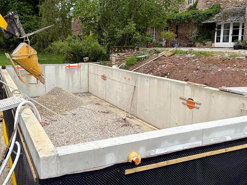 Chantier en cours – Structure du bassin en béton, avant l’étanchéité.