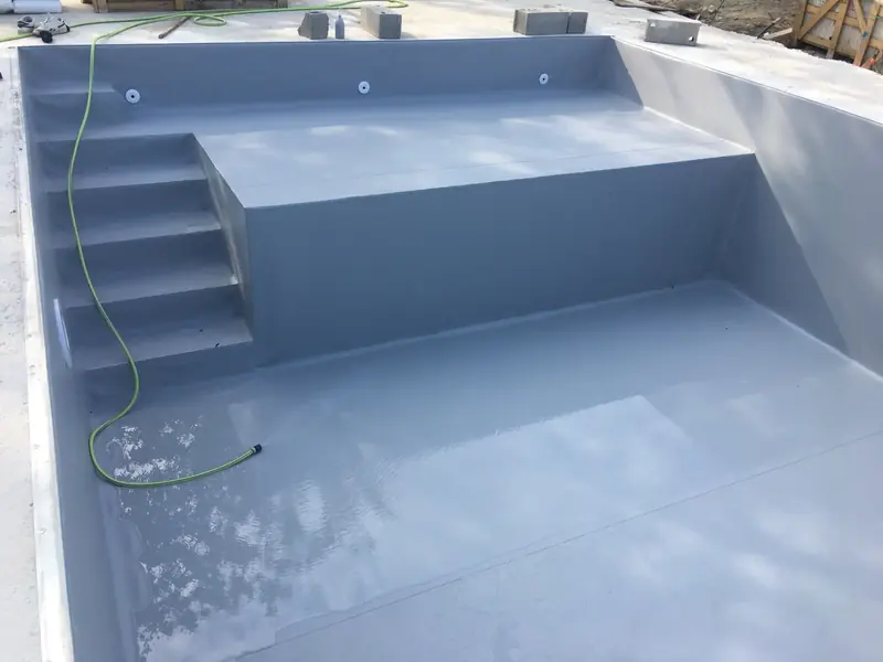 Escalier et banquette en PVC armé – Membrane soudée sur place, finition antidérapante.