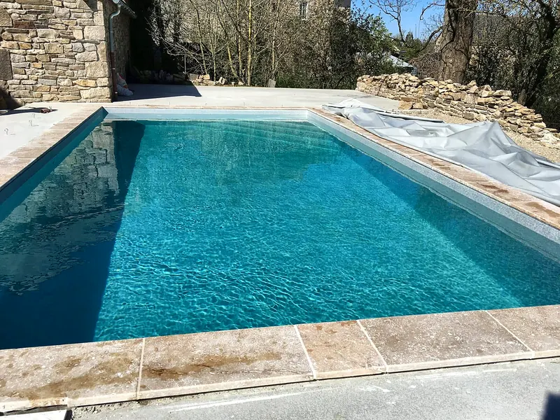 Rénovation de piscine – Nouvelle étanchéité en PVC armé clair, eau turquoise.