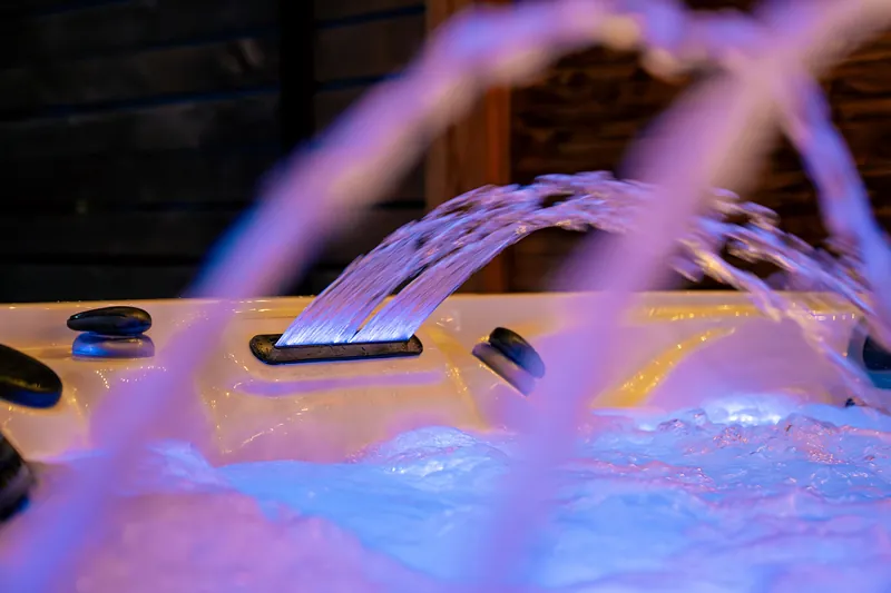 Cascade et chromothérapie – Cascade lumineuse et éclairage LED du spa.