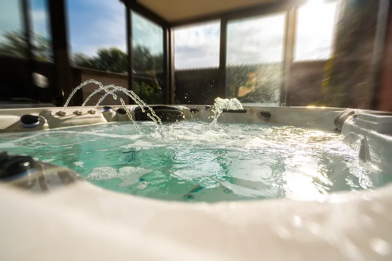 Spa sous véranda – Fontaines et cascade en plein soleil, à l’abri de la véranda.